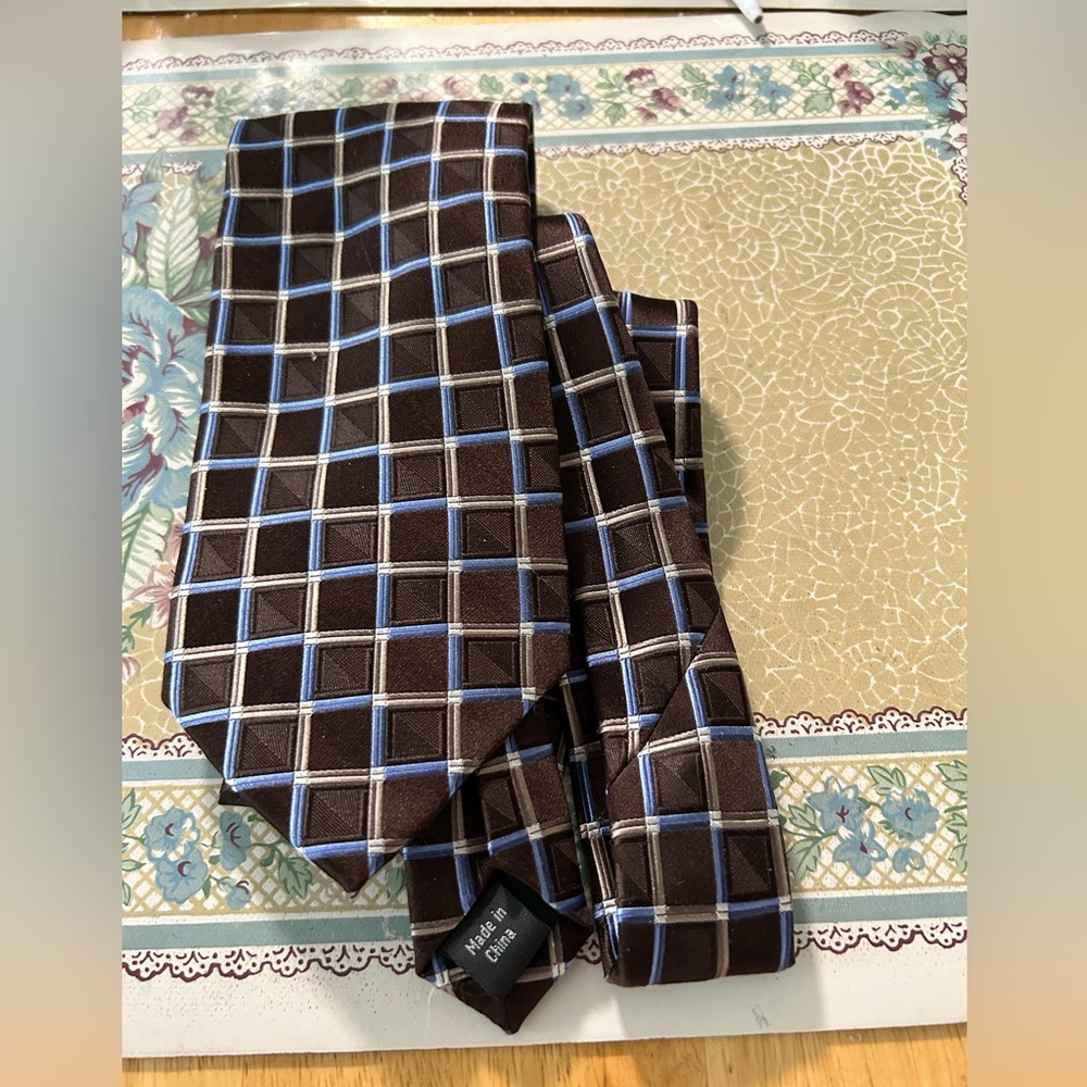 Michael Kors Tie hundred percent silk, brown blue, beige. Very nice